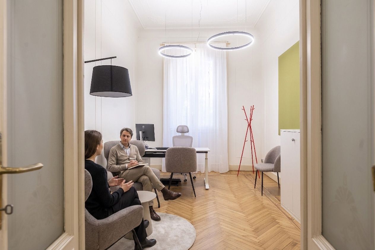 Una seduta di terapia in una stanza luminosa della Fondazione