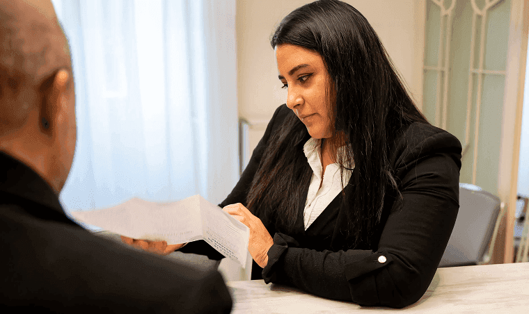 Operatrice della Fondazione durante un colloquio di orientamento con un familiare